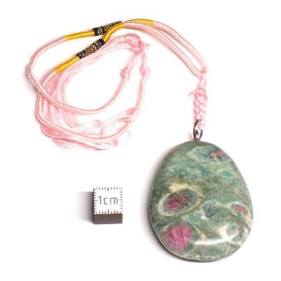 Rubis sur Fuchsite avec cordon - pendentif pierre plate